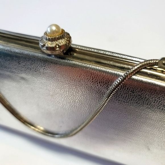VINTAGE Glam Silver Metallic Faux (?) Leather Pearl Snap Jeweled Clutch Handbag - Picture 3 of 7